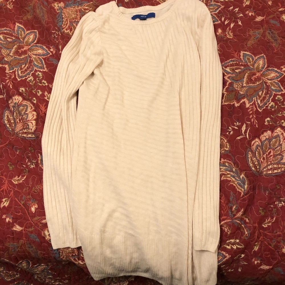 Women’s white top